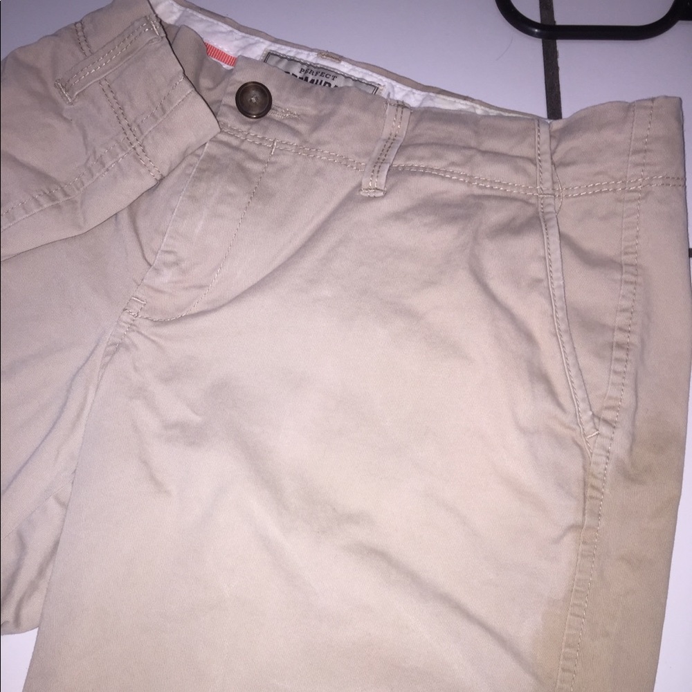 Short khaki capris